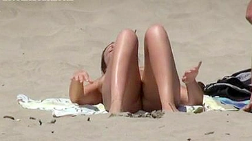 Linda Mulher Nua na Praia Francesa de Cape Dage