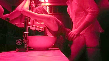 Casal amador fudendo em banheiro público