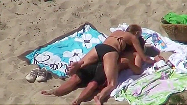 Chocante! Casal safado flagrado fodendo na praia pública!