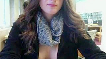 Garota Linda e Tarada com Peitos Grandes Mostra Tudo na Biblioteca
