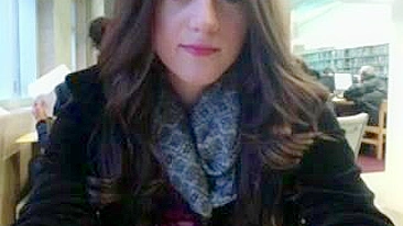 Garota Linda e Tarada com Peitos Grandes Mostra Tudo na Biblioteca