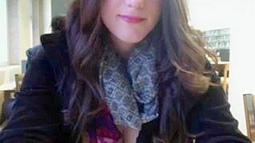 Garota Linda e Tarada com Peitos Grandes Mostra Tudo na Biblioteca