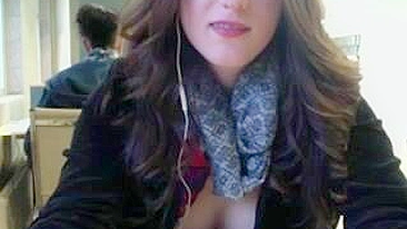 Garota Linda e Tarada com Peitos Grandes Mostra Tudo na Biblioteca