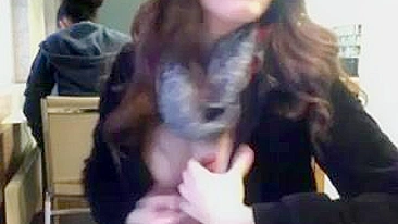 Garota Linda e Tarada com Peitos Grandes Mostra Tudo na Biblioteca