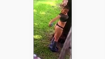Gata Nua e Ousada Exibe Curvas no Parque com Safadeza!