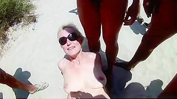 Esposa Francesa Puta Nudista na Praia em Gangbang com Estranhos