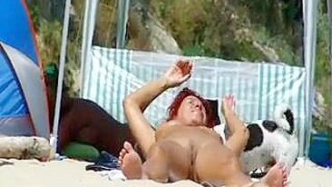 Espiando safado na praia em madura nua sem vergonha