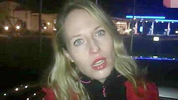 Câmera Escondida Pega Mulher Chupando Pauzão e Andando com Rosto Gozado