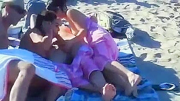 Sexo e Boquete de Swingueiros Voyeur na Praia Pública