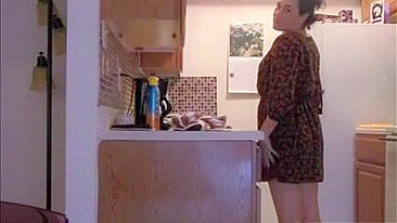 Mãe Gostosa Provoca e Se Masturba na Cozinha