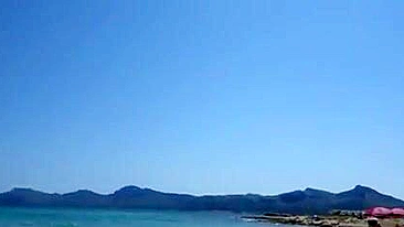 Loirinha chupa pau na praia com gente ao redor