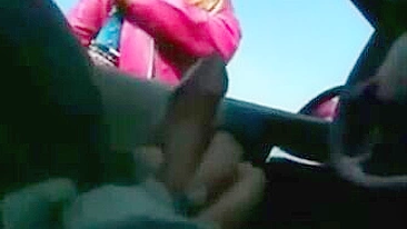 Cara mostra pau pra mulher no carro e ganha punheta