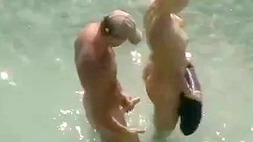 Sexy e Romântico: Casal Transando na Água da Praia