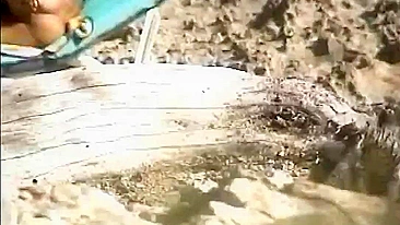 Espionagem Sexy na Praia: Esposa Nudista Safada Dedando a Buceta