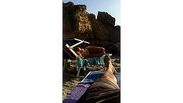 Espiando Deusa Peituda Sem Blusa na Praia, Toda Bronzeada e Gostosa