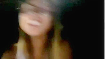 Voyeur: Garota Tarada se Masturbando no Carro, Dedando a Buceta