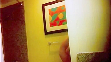 Irmã safada de peitos grandes espiada no banheiro por câmera oculta, uau!