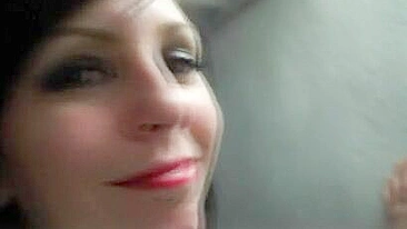 Namorada Safada Chupando Gostoso e Levando Gozada na Cara no Estacionamento!