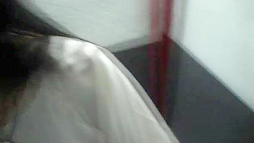 Namorada Safada Chupando Gostoso e Levando Gozada na Cara no Estacionamento!