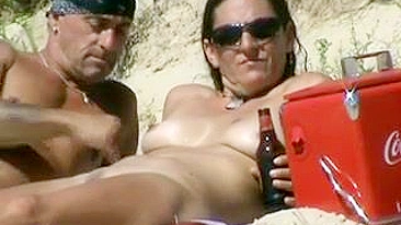 Casal Maduro Safado com Nudez Ousada na Praia Esquenta Tudo!