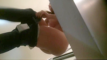 Morena tesuda pelada e safada no provador!