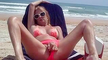 Esposa tarada se masturbando escondida na praia