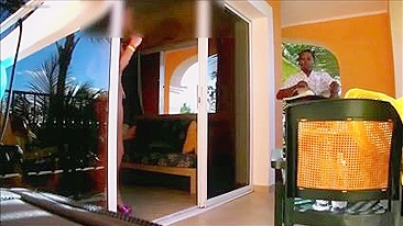 Italiana super sexy e nua se exibe pro entregador!