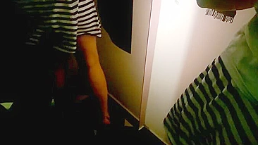 Boquete e gozada na boca com namorada em cabine pública