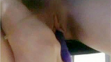 Chocante! Loira Fofa Mostra Tudo Nua na Biblioteca Pública!