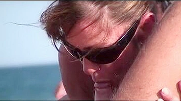 Escandaloso! Na Praia de Nudistas, Câmera Voyeur Filma Sua Esposa Chupando
