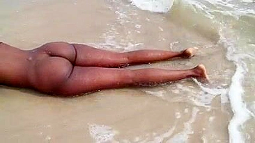 Deusa Ébano Safada Desfila com Tudo na Areia Quente!