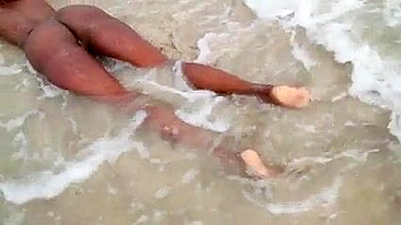 Deusa Ébano Safada Desfila com Tudo na Areia Quente!