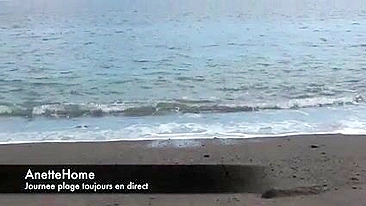 Esposa Francesa Sensual e Exibida Curtindo Brincadeiras na Praia