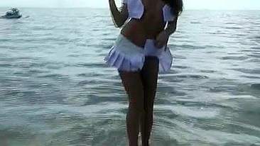 Brincadeiras de Garota Amadora Nua e Fofa na Praia