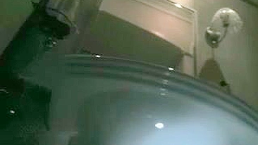 Filmando Escondido o Corpo Nu Dela no Banho Quente