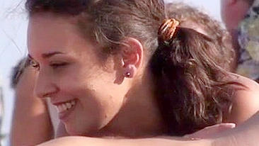 Boquete na praia: namorada linda chupa pau, bundinha e tetas top