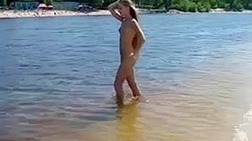 Loira Gostosa e Peituda Pegando Sol Nua na Praia