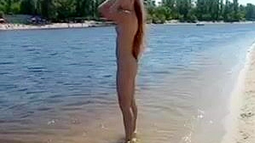 Loira Gostosa e Peituda Pegando Sol Nua na Praia