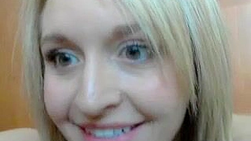 Gatinha Doce Se Masturbando Peitos e Buceta em Show ao Vivo