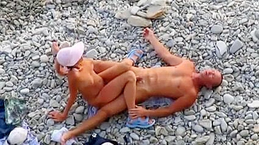 Casal safado transando na praia de areia