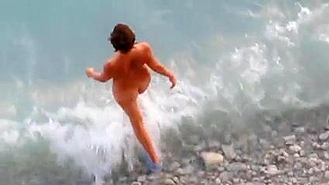 Casal safado transando na praia de areia