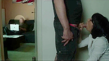 Namorada Gostosa Chupa o Cara com Vontade Enquanto o Namorado Vê