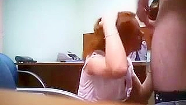 Secretária safada fode chefe porco em vídeo secreto