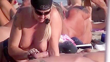 Milf safada sem top chupa pau em público na praia