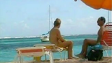 Mulher Nua Sem Blusa com Peitões Incríveis na Praia