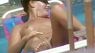 Mulher Nua Sem Blusa com Peitões Incríveis na Praia