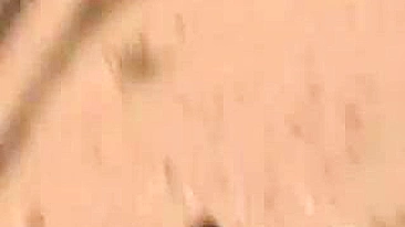 Sexo hardcore na praia com casal nu flagrado