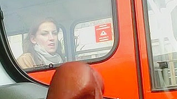 Mulher Sexy no Ônibus Pisca o Pau e Quer Chupar e Lamber