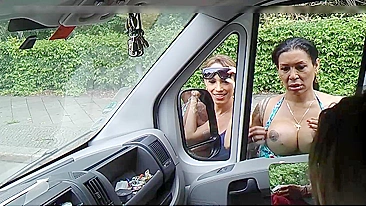 Cara Exibindo o Pau no Carro, Satisfaz Mulheres que Querem Sua Pica