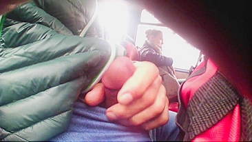 Cara Batendo Punheta no Ônibus Público e Garota Observa